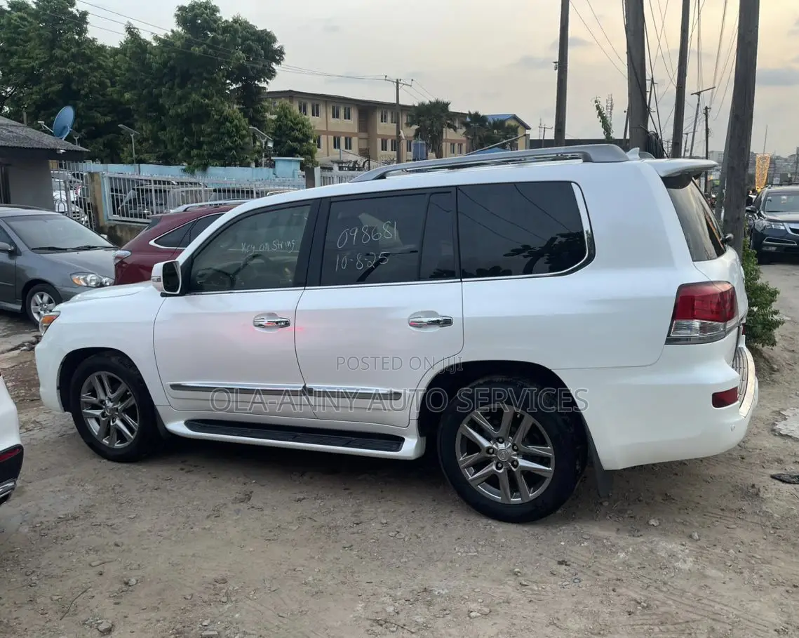 Lexus LX 570 AWD 2013 White