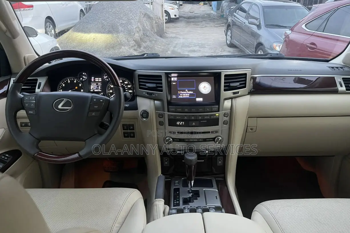 Lexus LX 570 AWD 2013 White