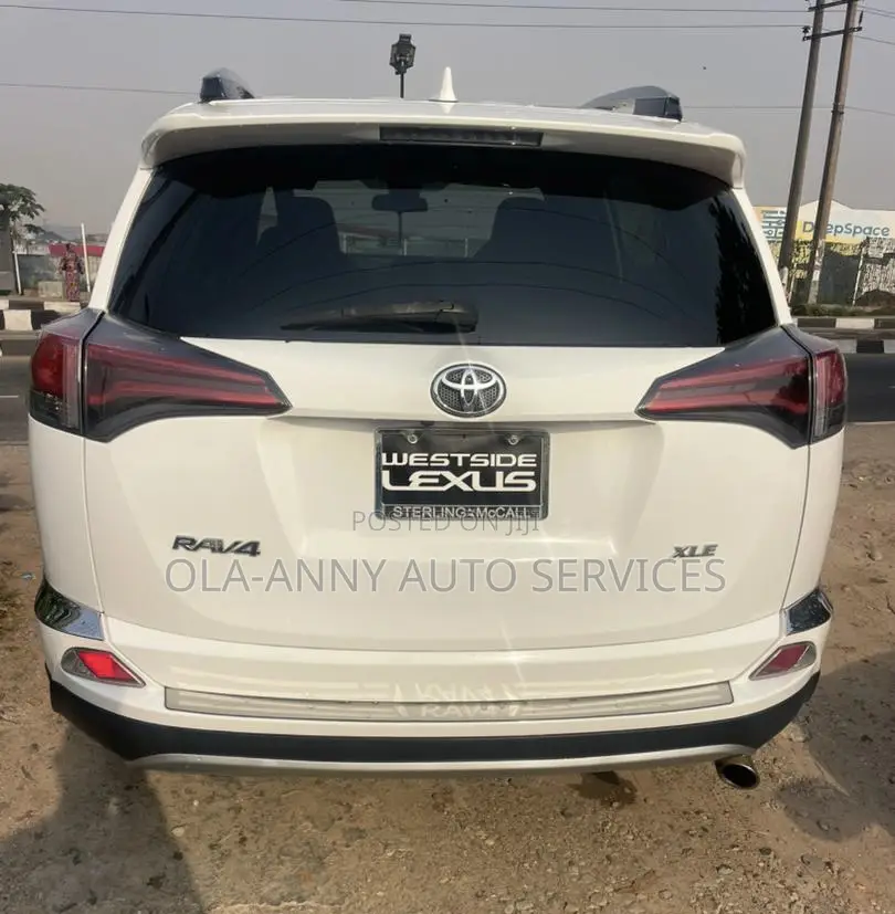 Toyota RAV4 XLE AWD (2.5L 4cyl 6A) 2017 White
