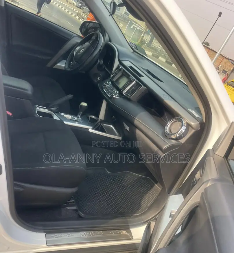 Toyota RAV4 XLE AWD (2.5L 4cyl 6A) 2017 White