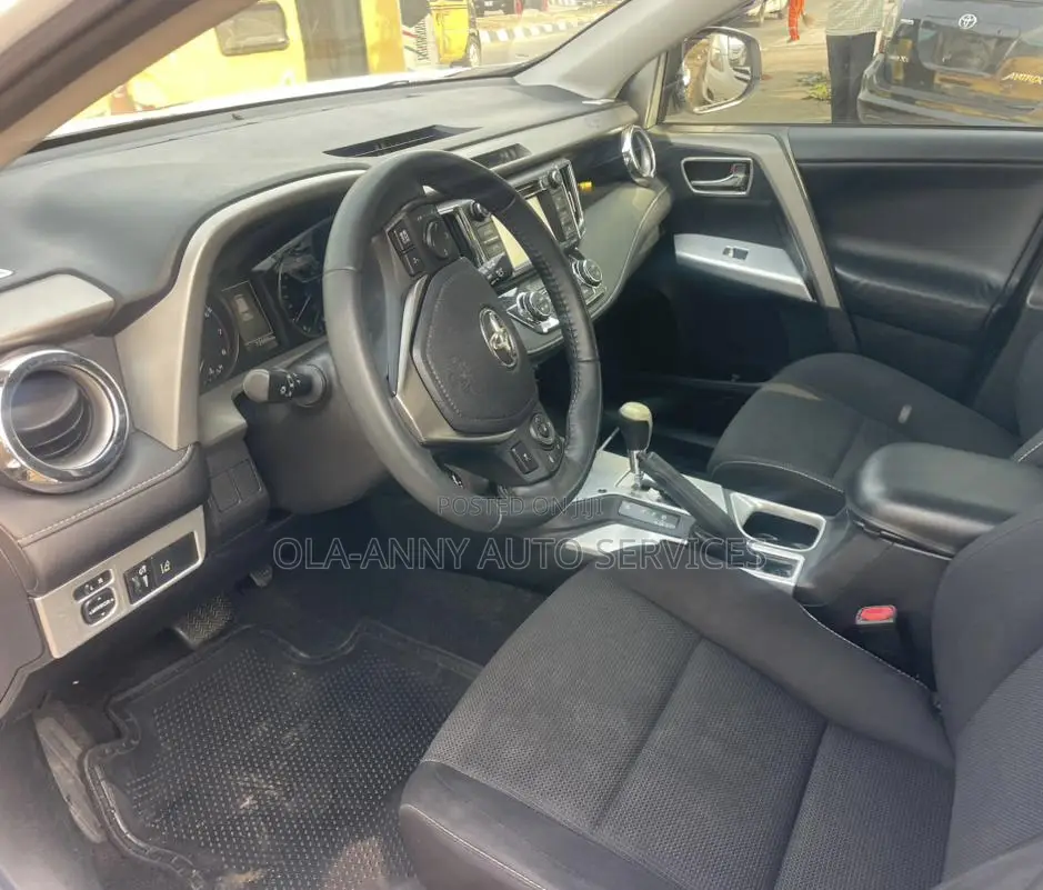 Toyota RAV4 XLE AWD (2.5L 4cyl 6A) 2017 White