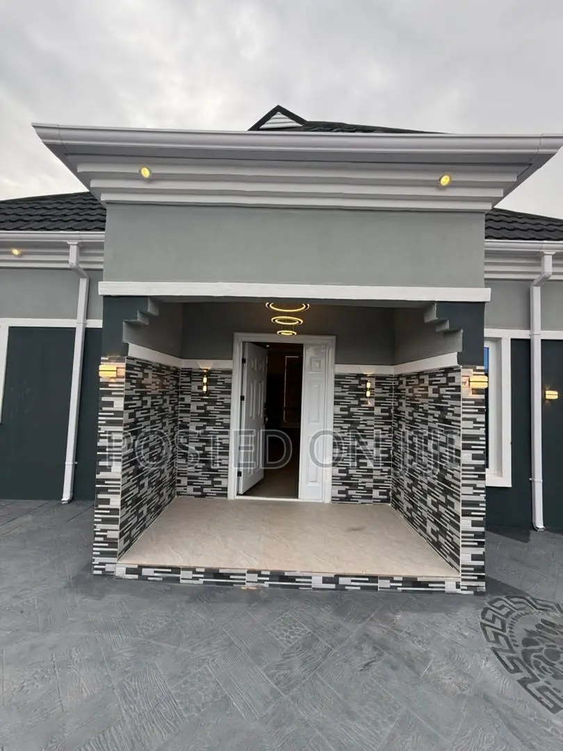3bdrm Bungalow in Elebu, Akala Express for sale