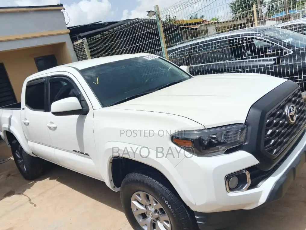 Toyota Tacoma SR5 2018 White