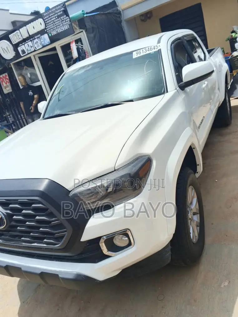 Toyota Tacoma SR5 2018 White