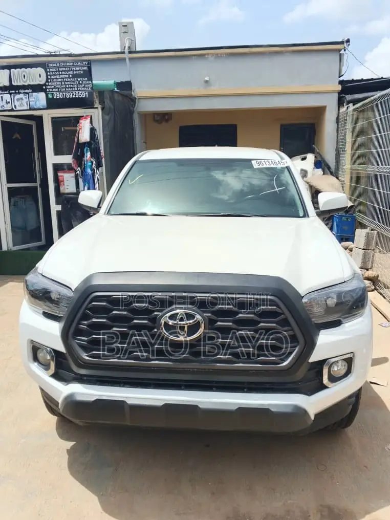 Toyota Tacoma SR5 2018 White