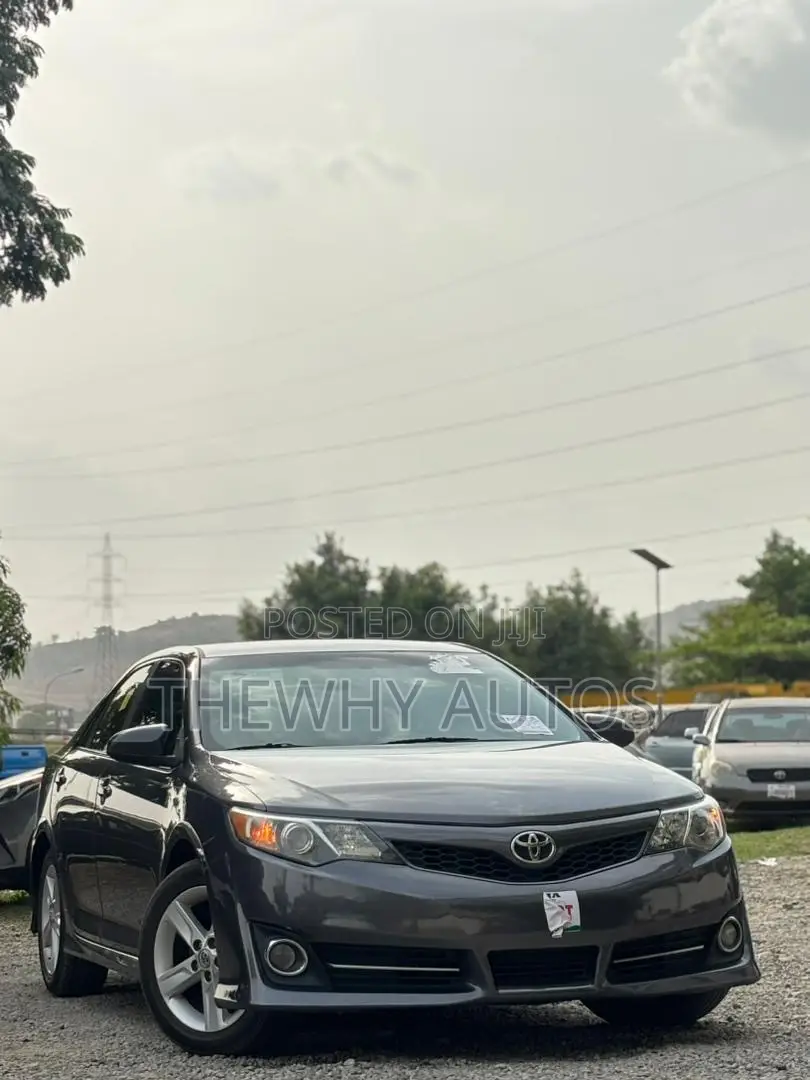 Toyota Camry SE 4dr Sedan (2.5L 4cyl 6A) 2014 Gray