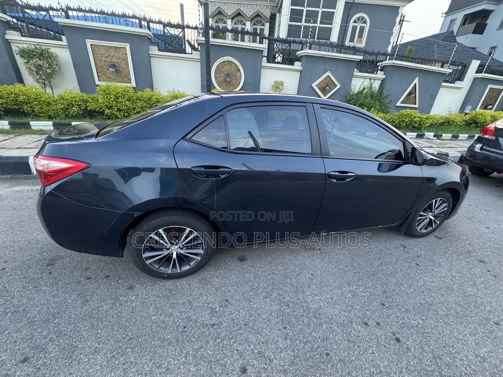 Toyota Corolla LE (1.8L 4cyl 2A) 2018 Blue
