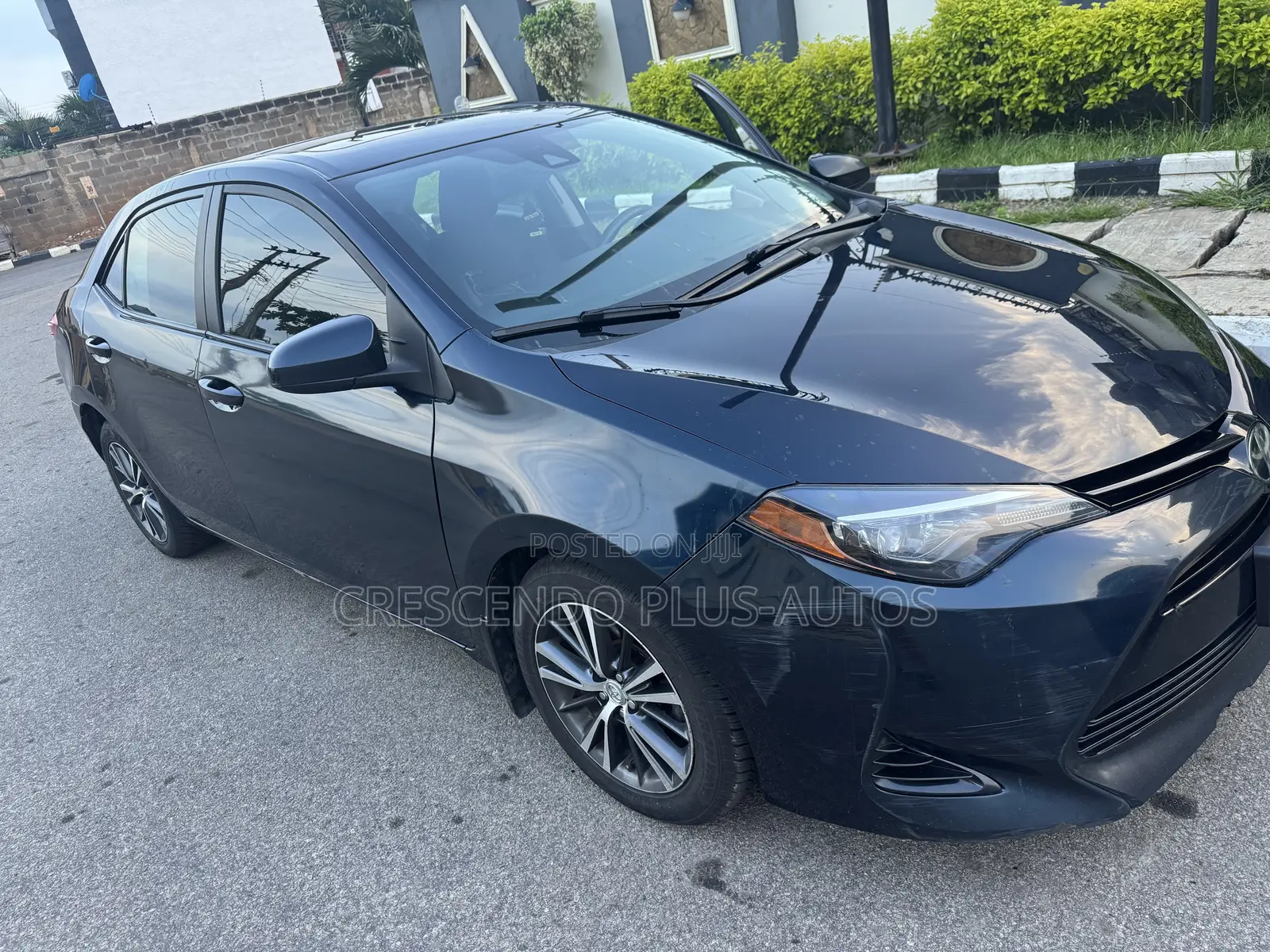 Toyota Corolla LE (1.8L 4cyl 2A) 2018 Blue