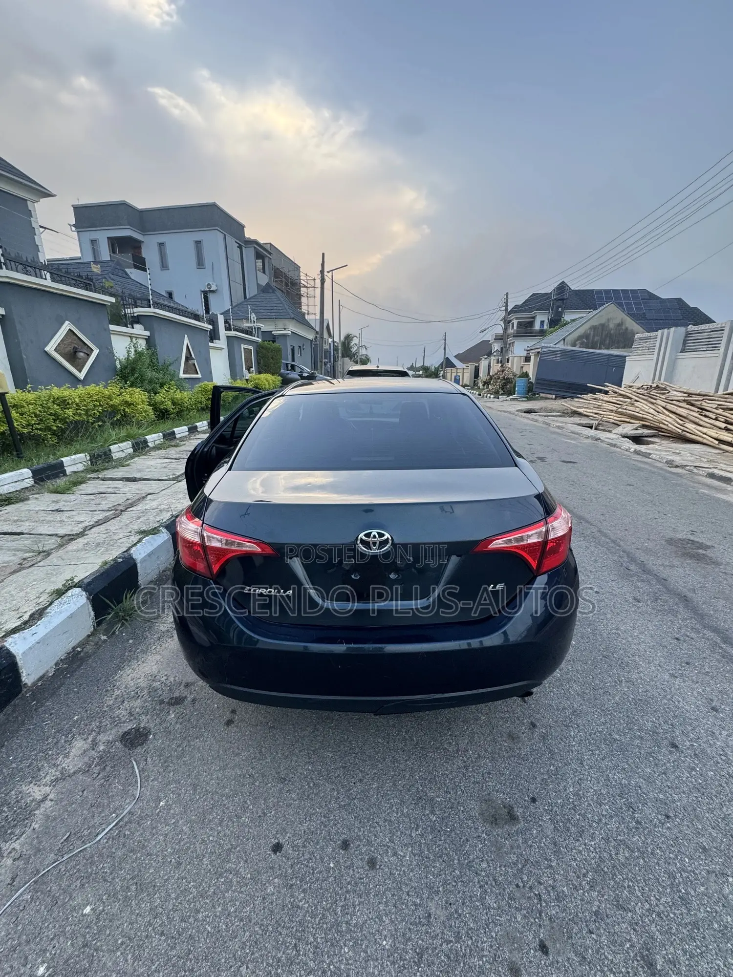 Toyota Corolla LE (1.8L 4cyl 2A) 2018 Blue