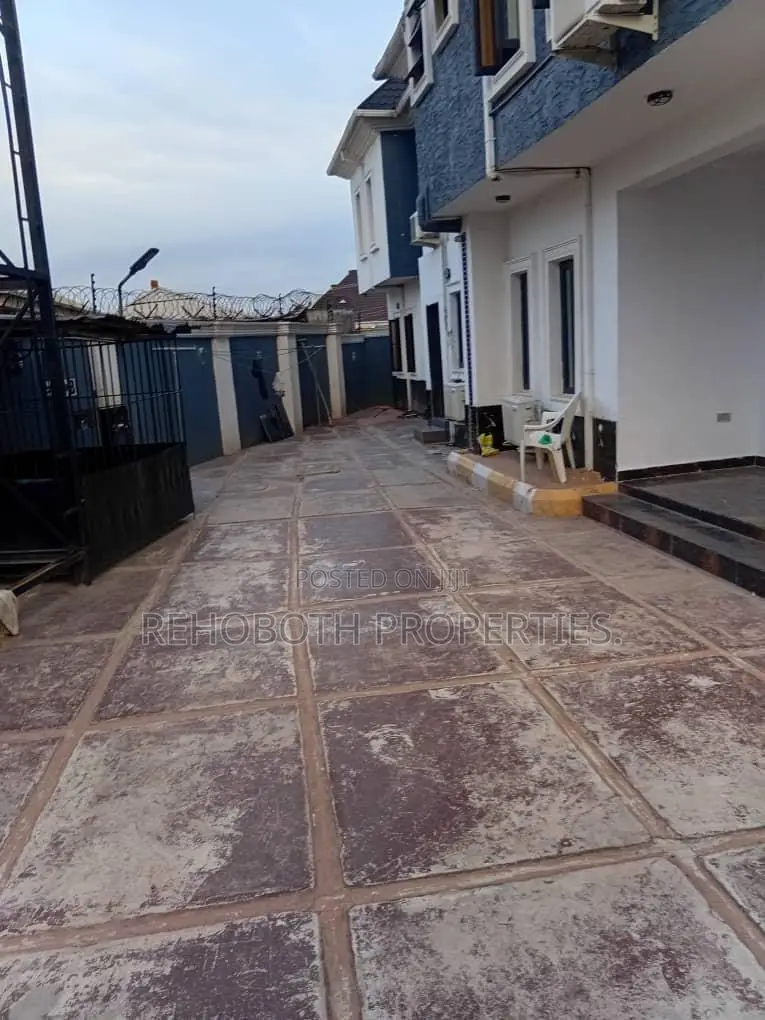 2bdrm Apartment in Oorefe Estate, Akala Express for rent