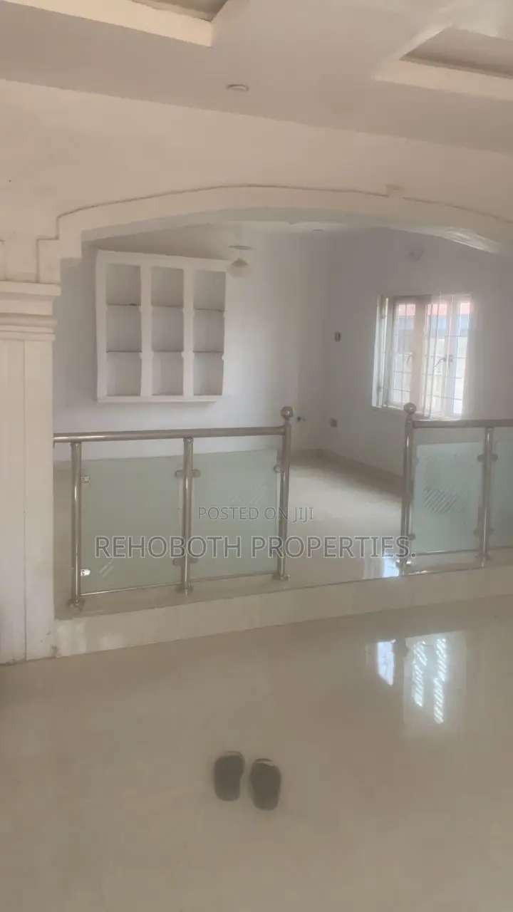 5bdrm Bungalow in Odeku Academic Road, Akala Express for rent