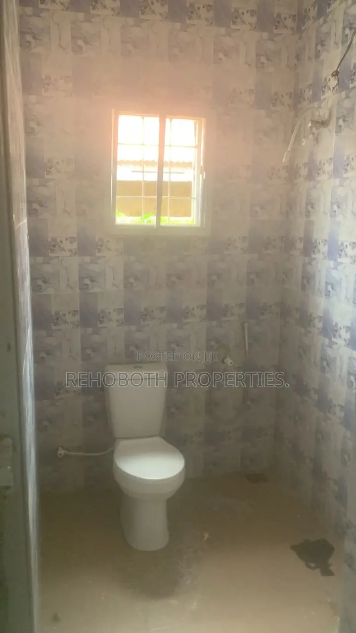 5bdrm Bungalow in Odeku Academic Road, Akala Express for rent