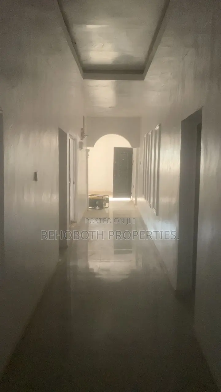 5bdrm Bungalow in Odeku Academic Road, Akala Express for rent