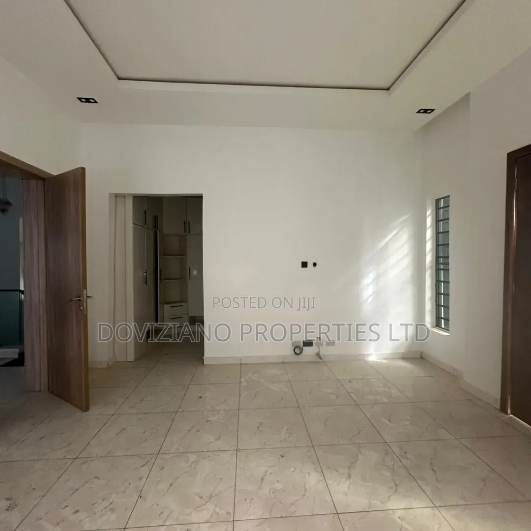 4bdrm Duplex in Ikota for sale