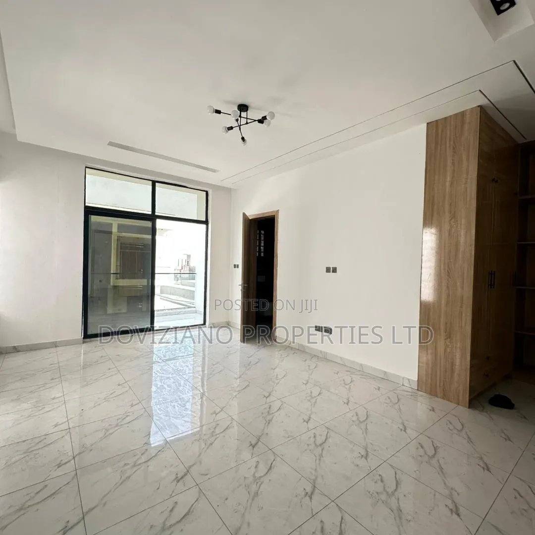 4bdrm Duplex in Ikota for sale