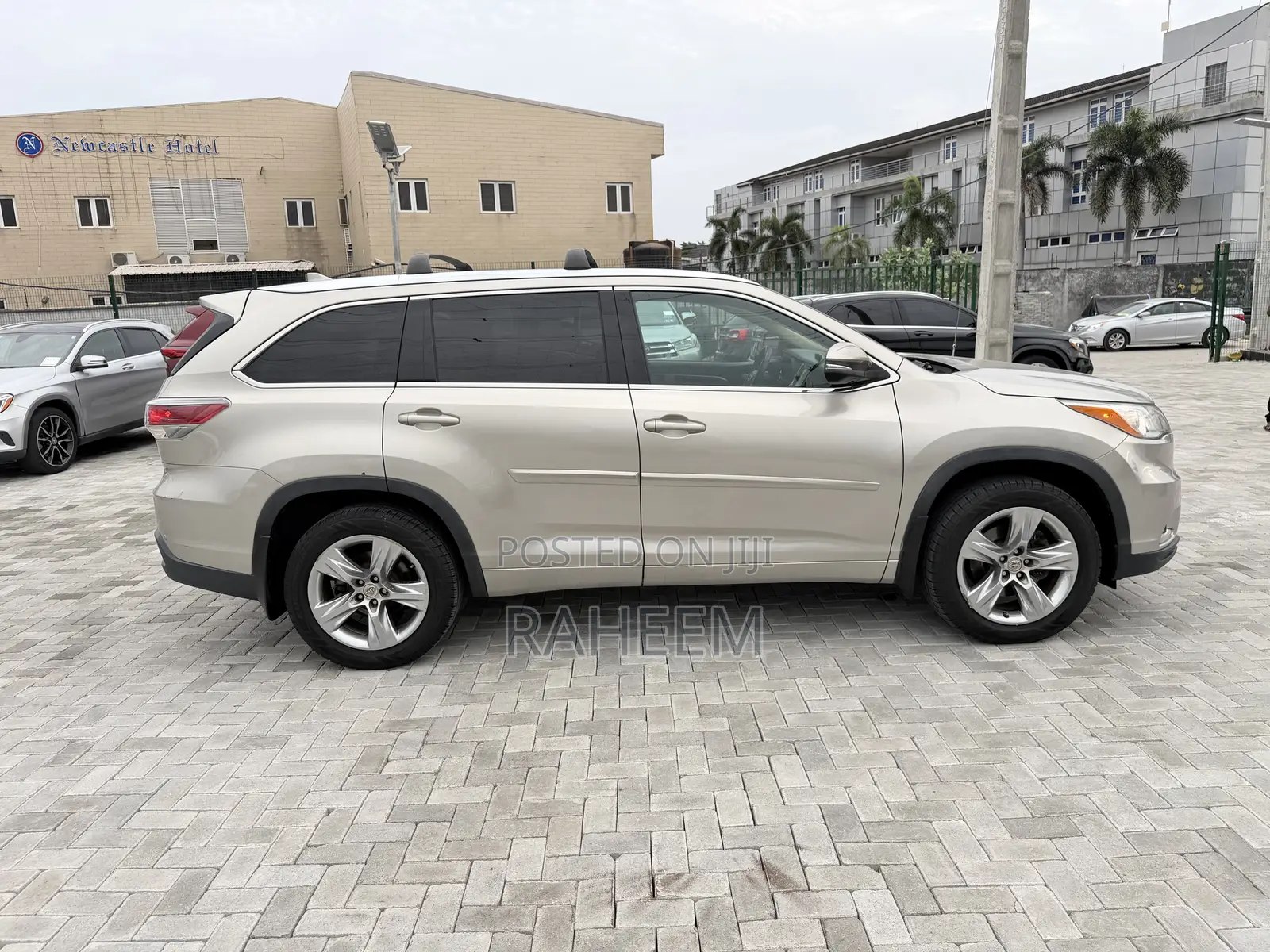 Toyota Highlander Limited V6 4x4 (3.5L 6cyl 6A) 2016 Gold