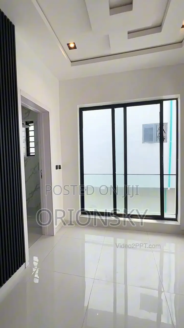 5bdrm Apartment in Chevron for sale