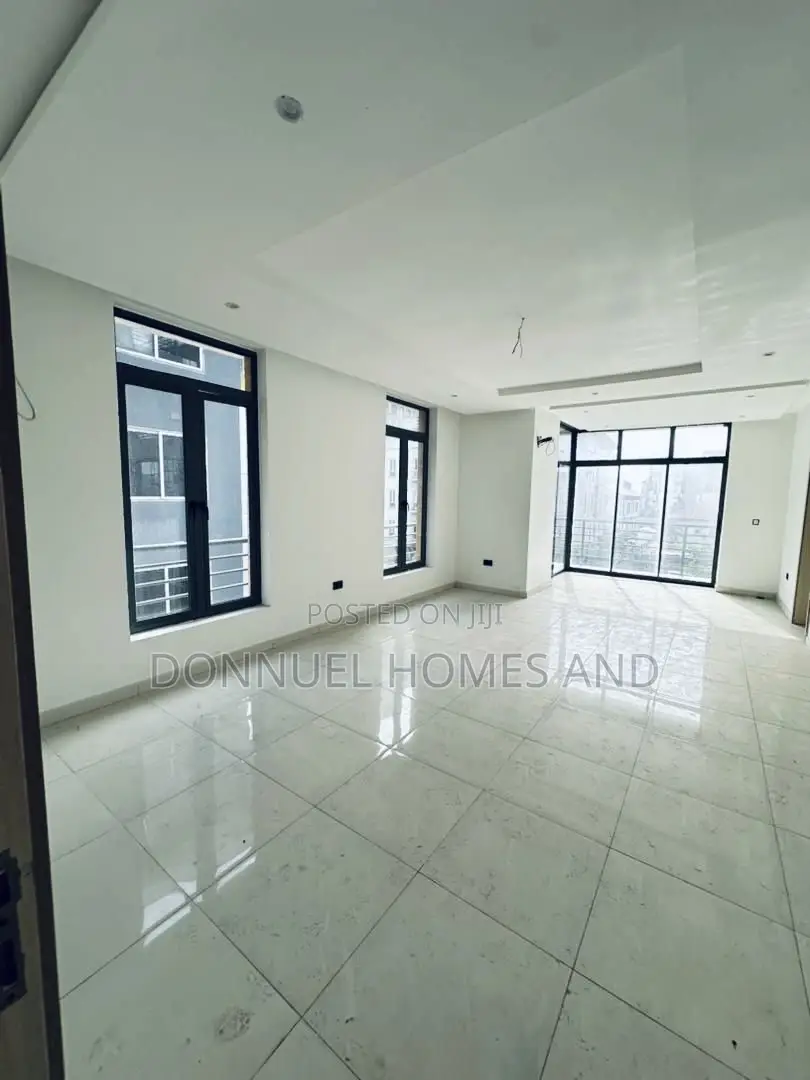 3bdrm Apartment in Lekki Phase 1 for sale