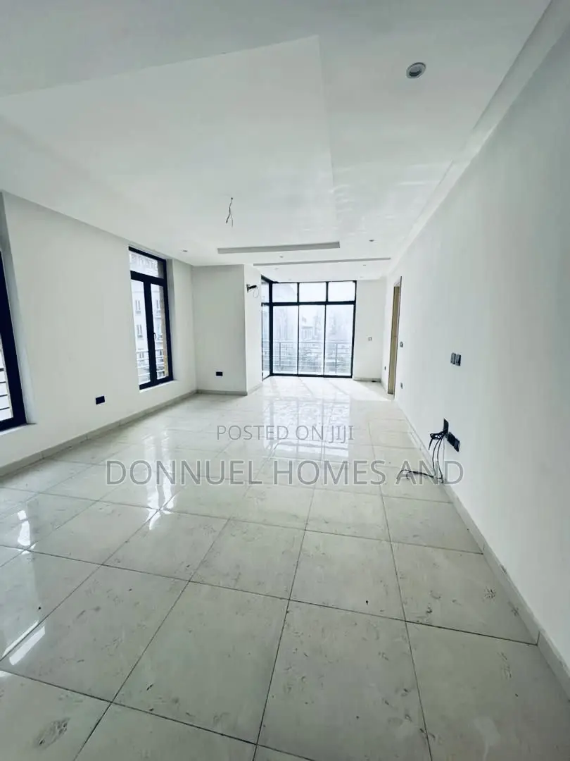 3bdrm Apartment in Lekki Phase 1 for sale