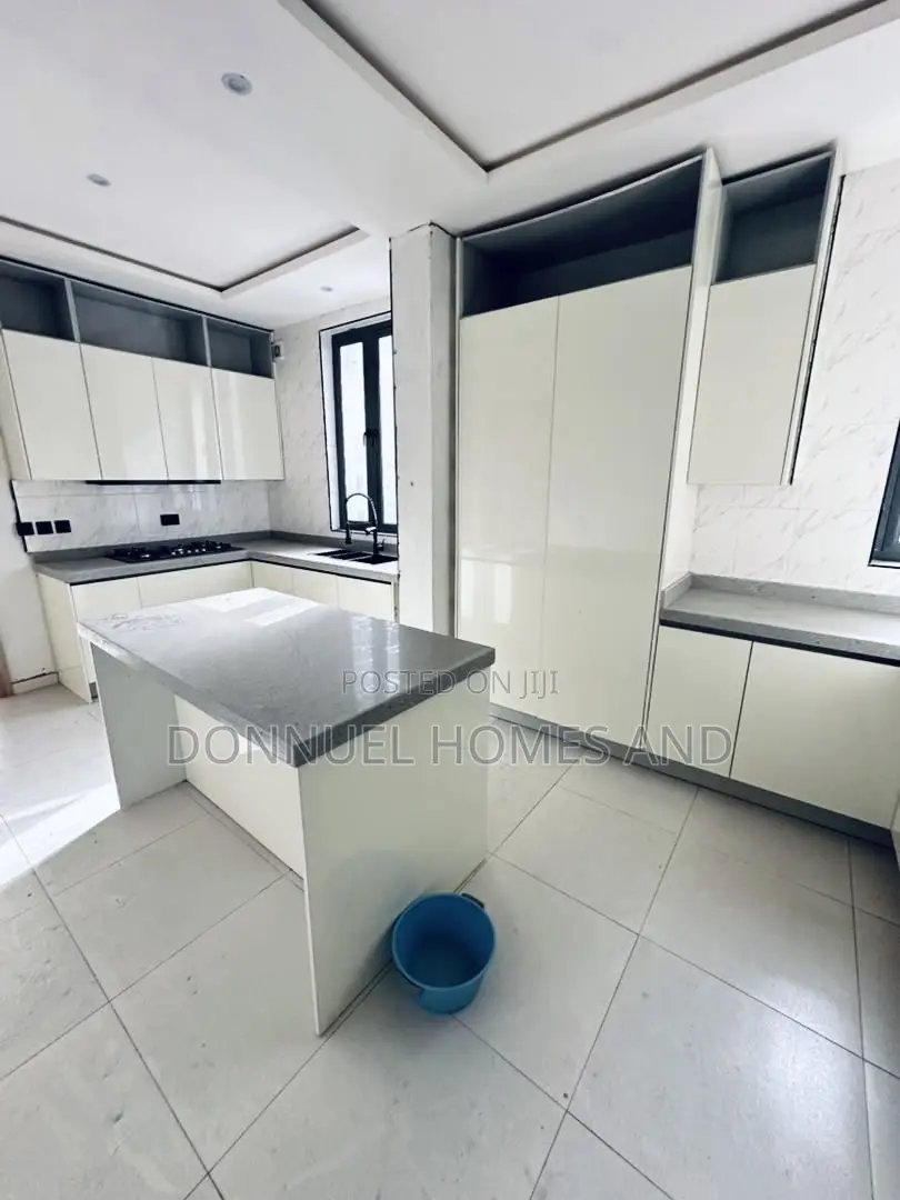 3bdrm Apartment in Lekki Phase 1 for sale