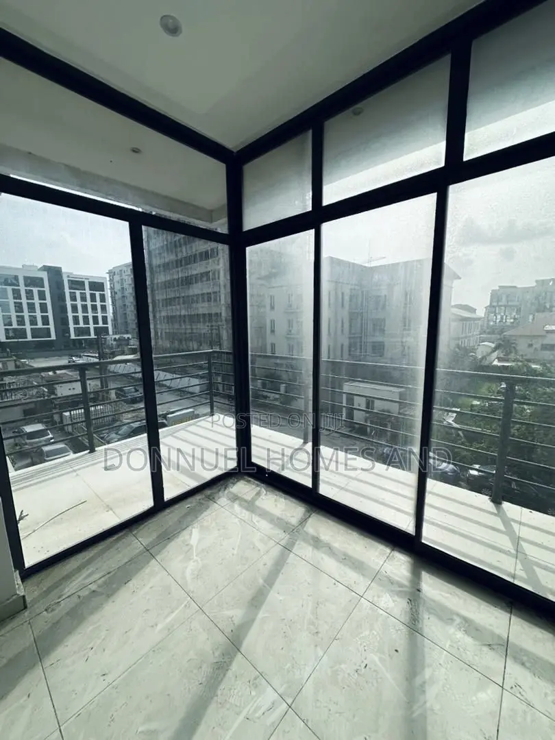 3bdrm Apartment in Lekki Phase 1 for sale