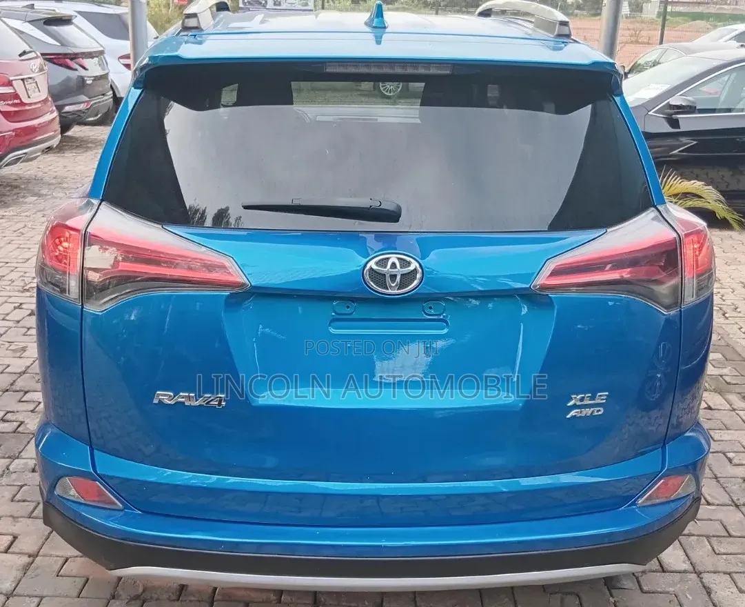 Toyota RAV4 XLE 4dr SUV AWD (2.5L 4cyl 6A) 2018 Blue