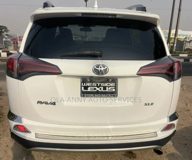 Toyota RAV4 XLE AWD (2.5L 4cyl 6A) 2017 White