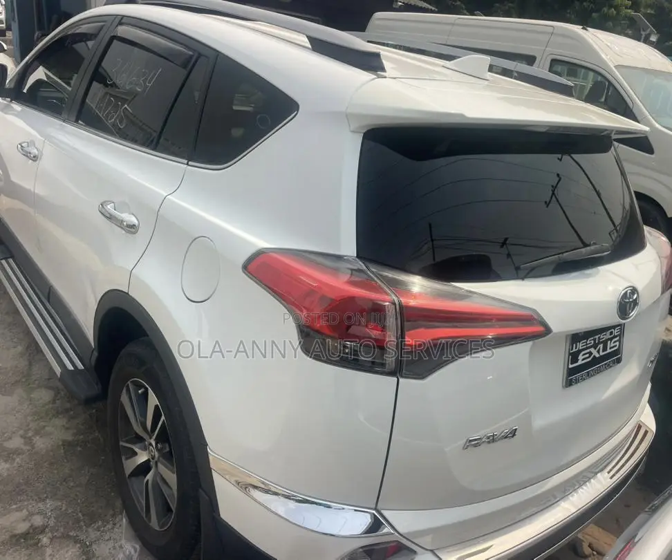 Toyota RAV4 XLE AWD (2.5L 4cyl 6A) 2017 White
