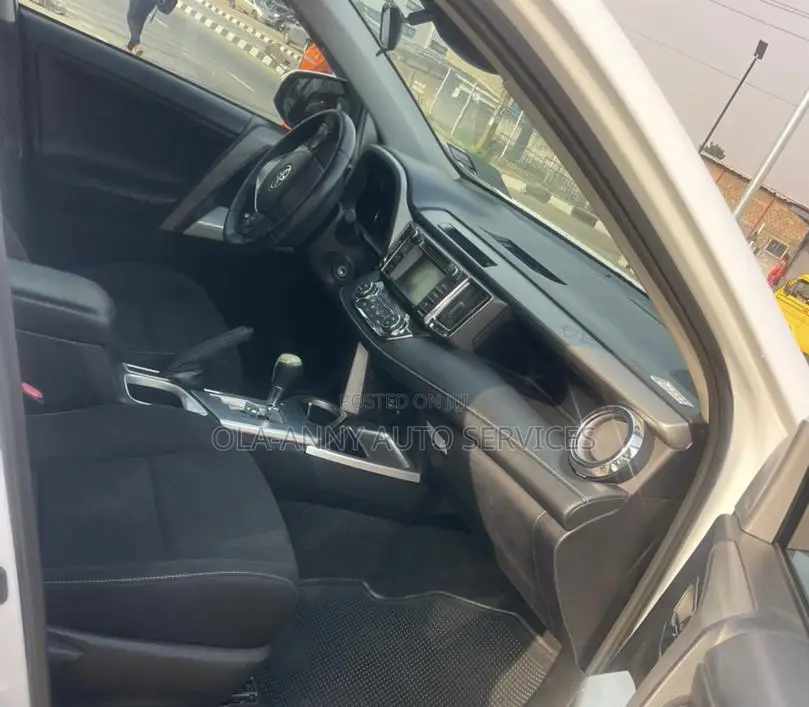 Toyota RAV4 XLE AWD (2.5L 4cyl 6A) 2017 White