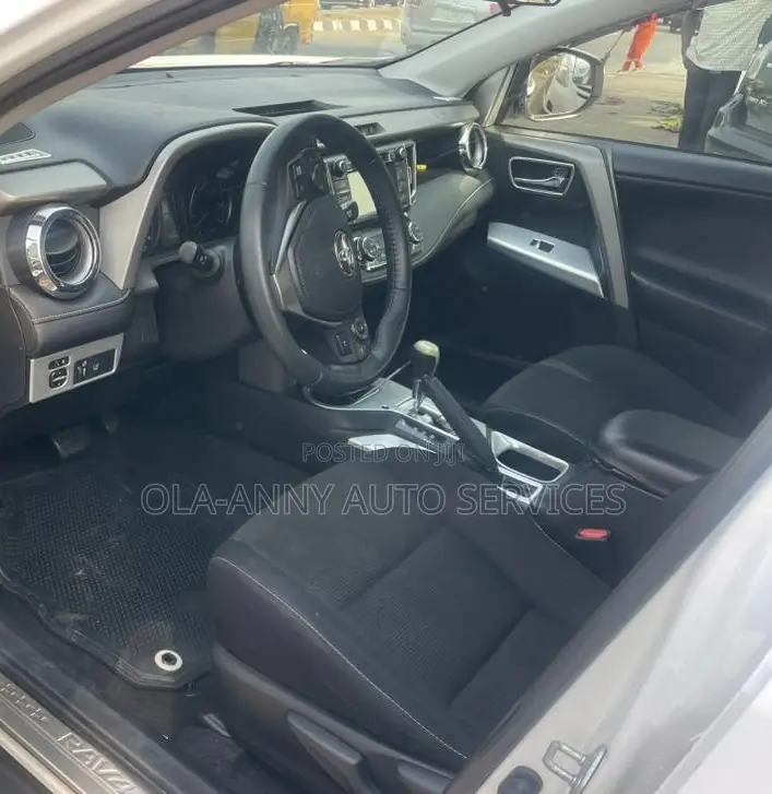 Toyota RAV4 XLE AWD (2.5L 4cyl 6A) 2017 White