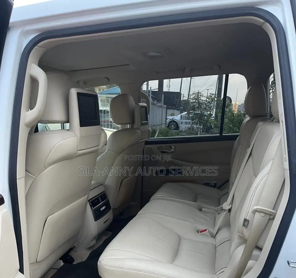 Lexus LX 570 AWD 2013 White