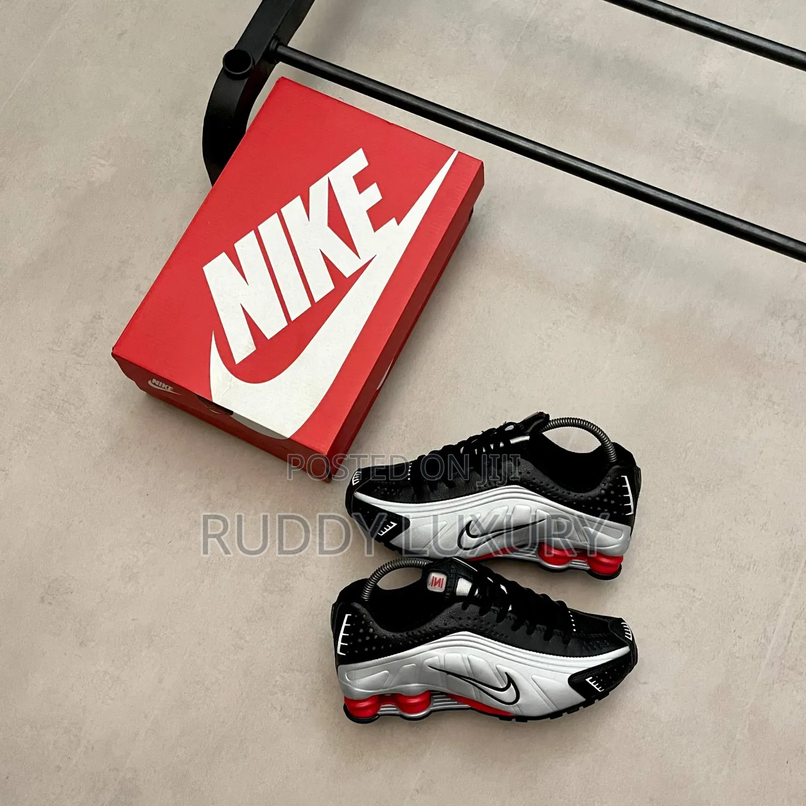 Nike Shox R4 – Iconic Performance Sneakers