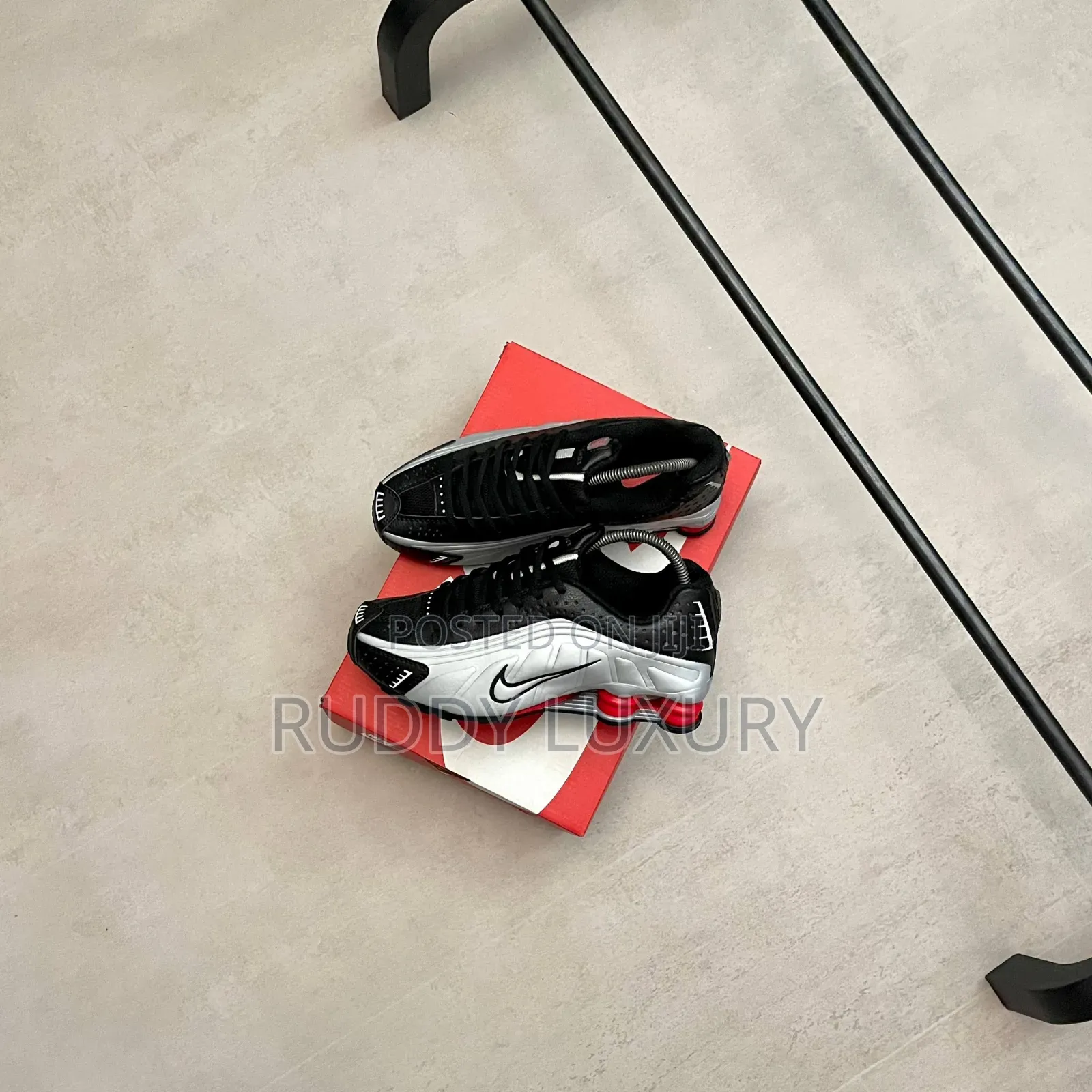 Nike Shox R4 – Iconic Performance Sneakers