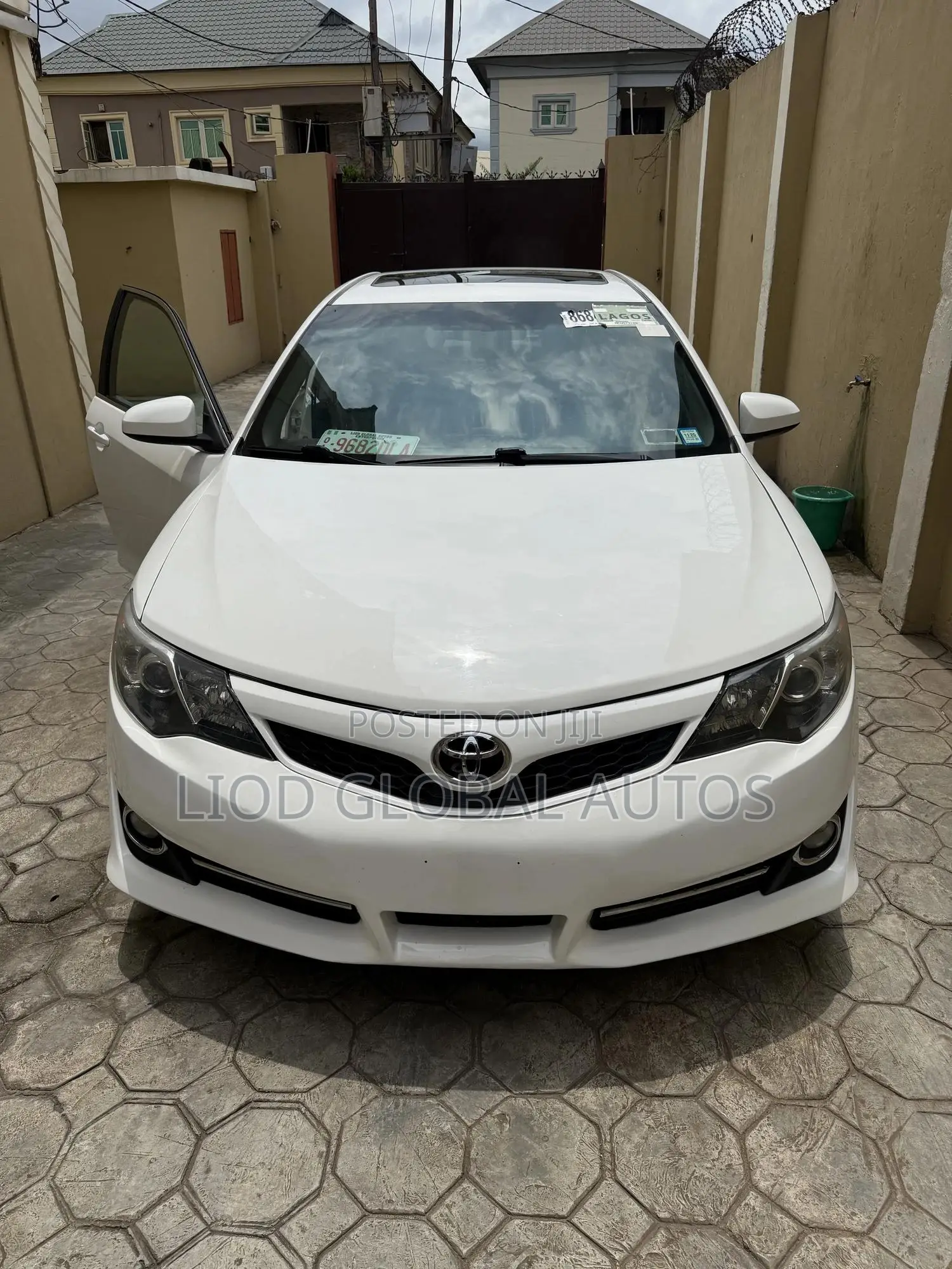 Toyota Camry SE 4dr Sedan (2.5L 4cyl 6A) 2012 White
