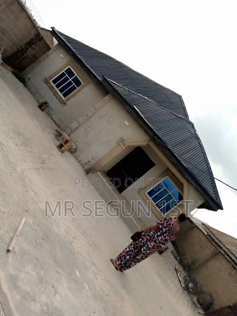 3bdrm Bungalow in Olosan Estate, Akala Express for sale