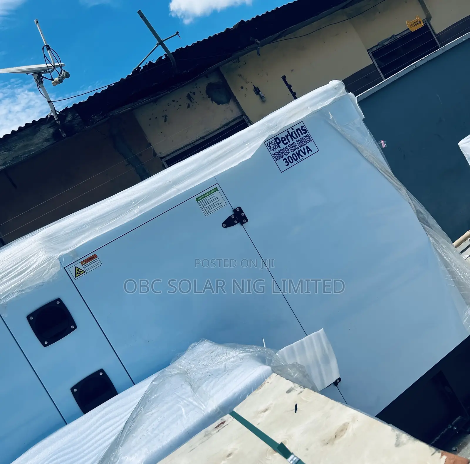Soundproof 300kva Perkins Generator -Steady Light for Big Business