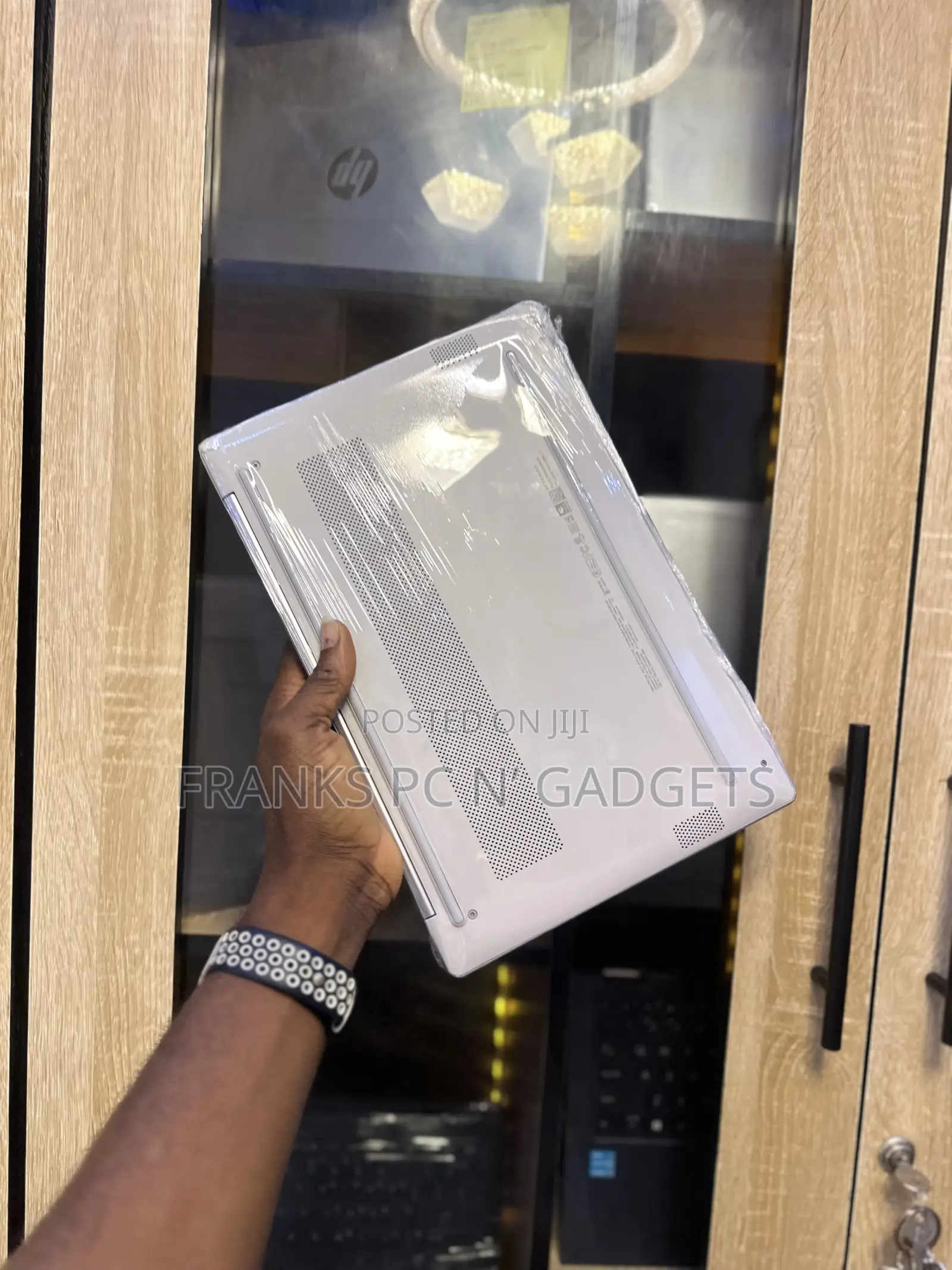 Laptop HP 14-ep0063 8GB Intel Core i3 SSD 256GB