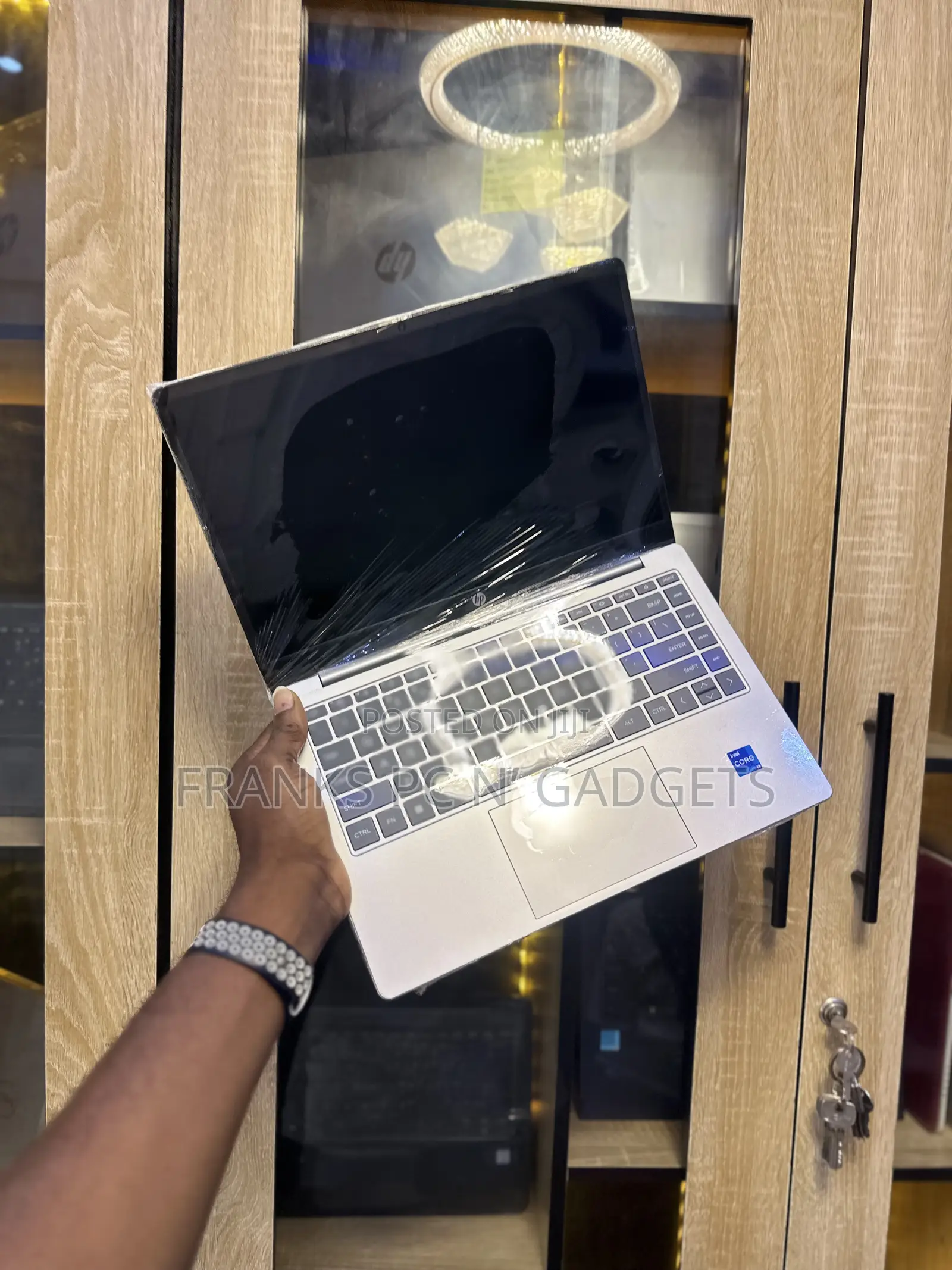 Laptop HP 14-ep0063 8GB Intel Core i3 SSD 256GB