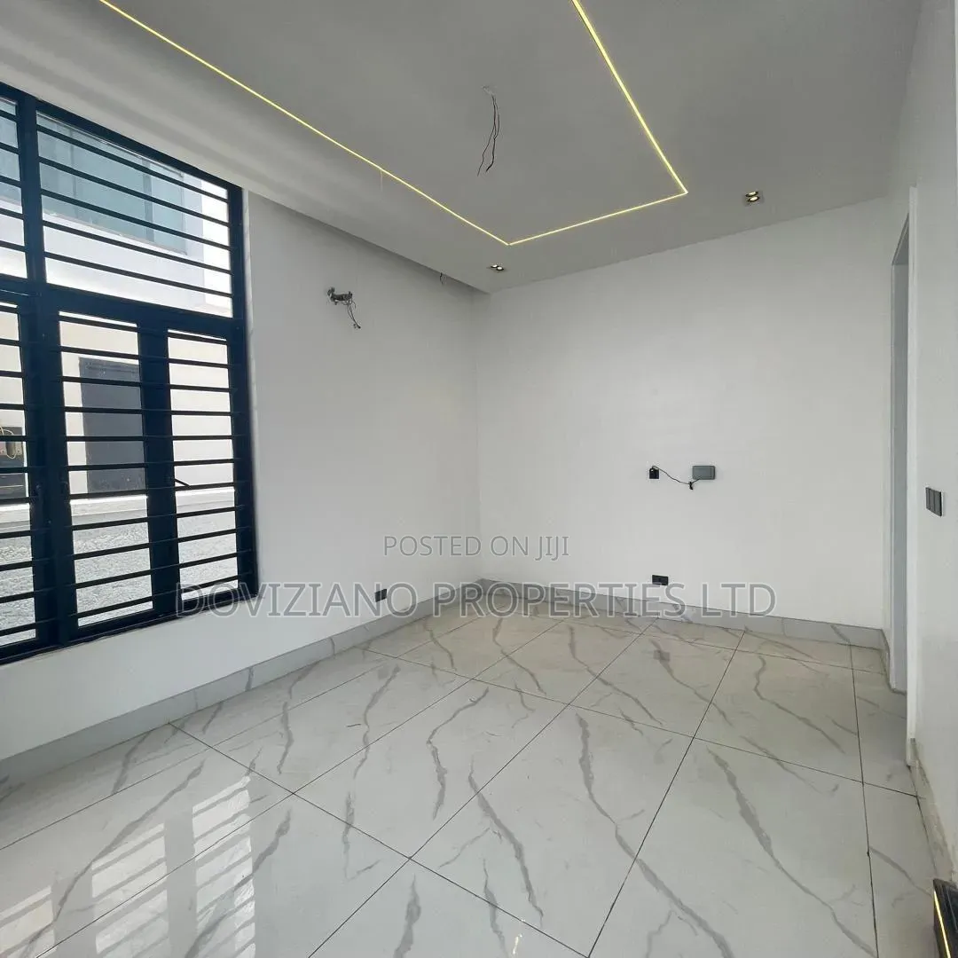 5bdrm Duplex in Ikota for sale