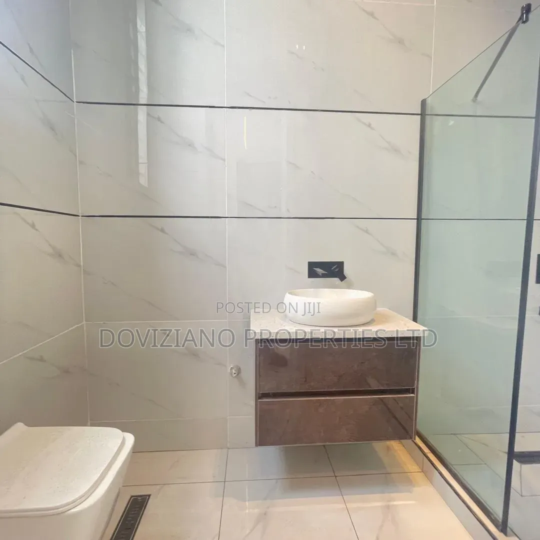 5bdrm Duplex in Ikota for sale