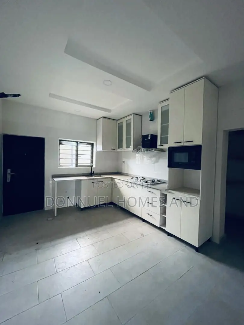 4bdrm Townhouse / Terrace in Lekki Expressway for rent