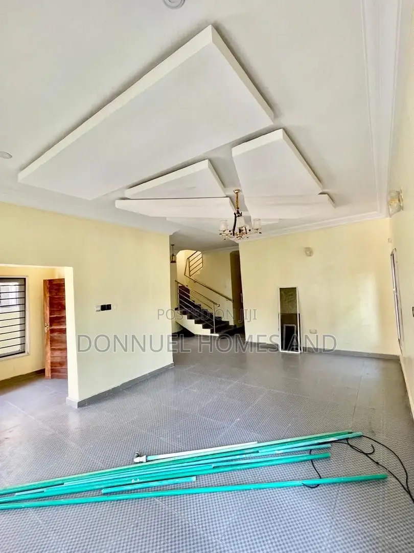 5bdrm Duplex in Ikota for rent