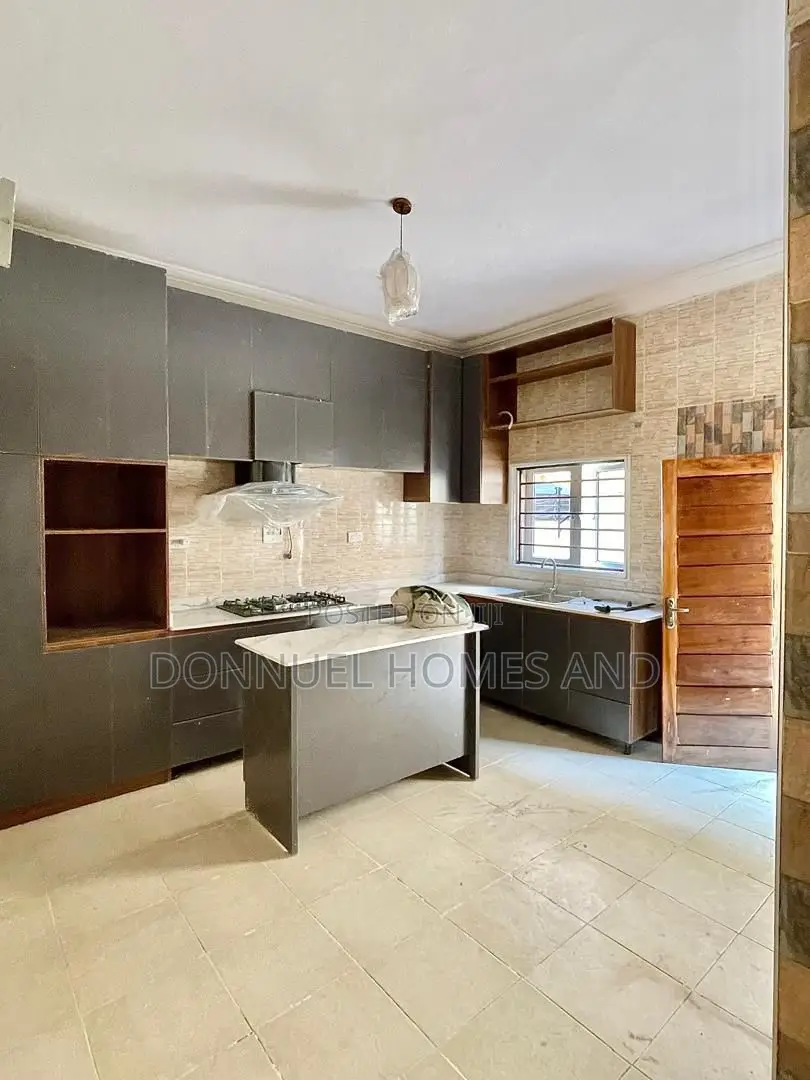 5bdrm Duplex in Ikota for rent