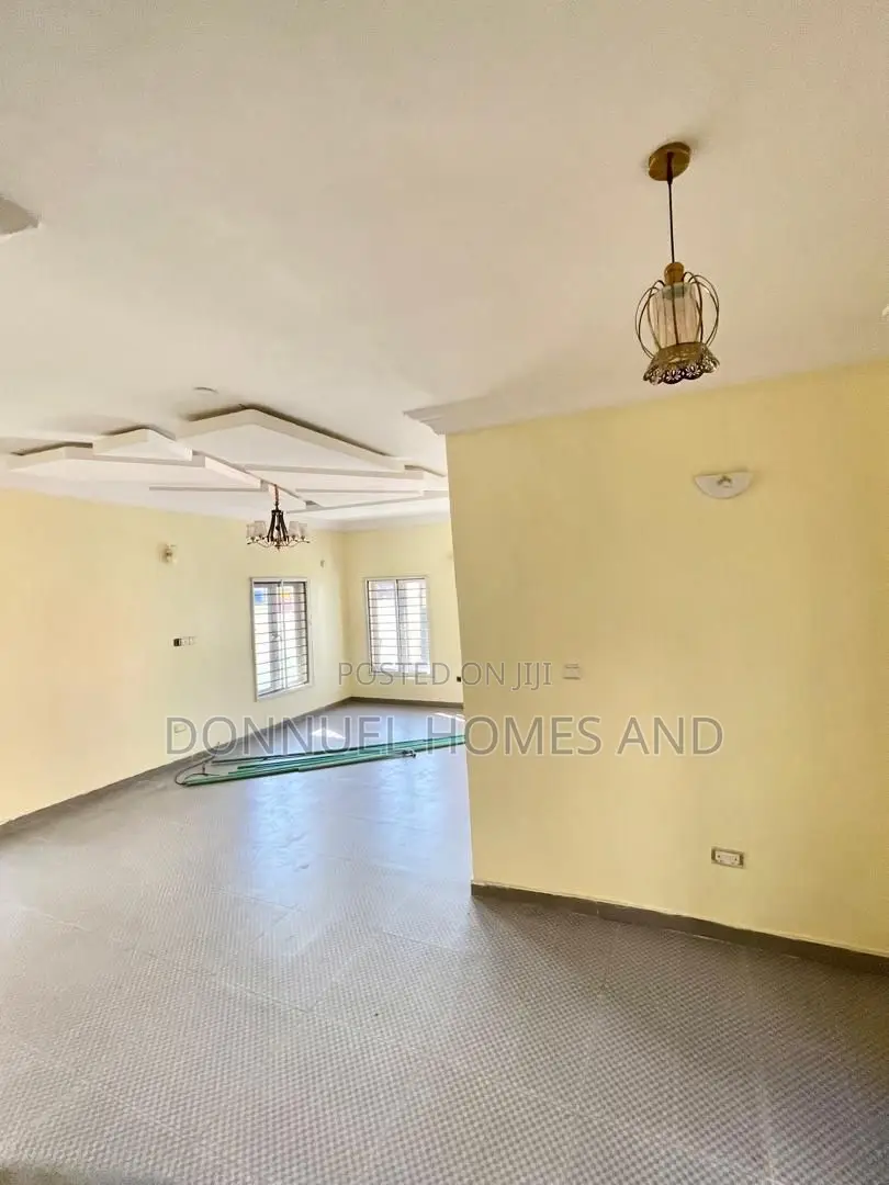 5bdrm Duplex in Ikota for rent