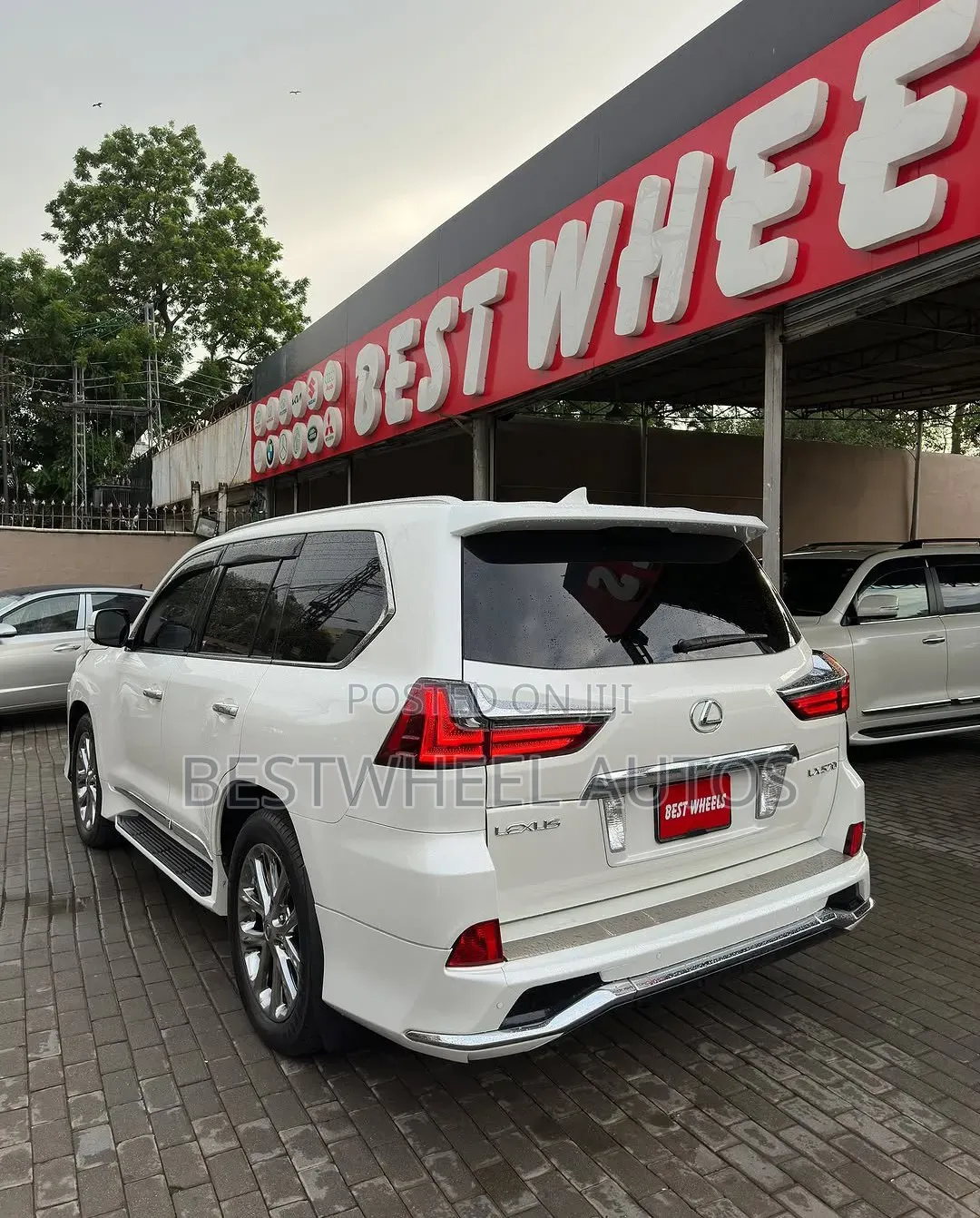 Lexus LX 570 AWD 2017 White