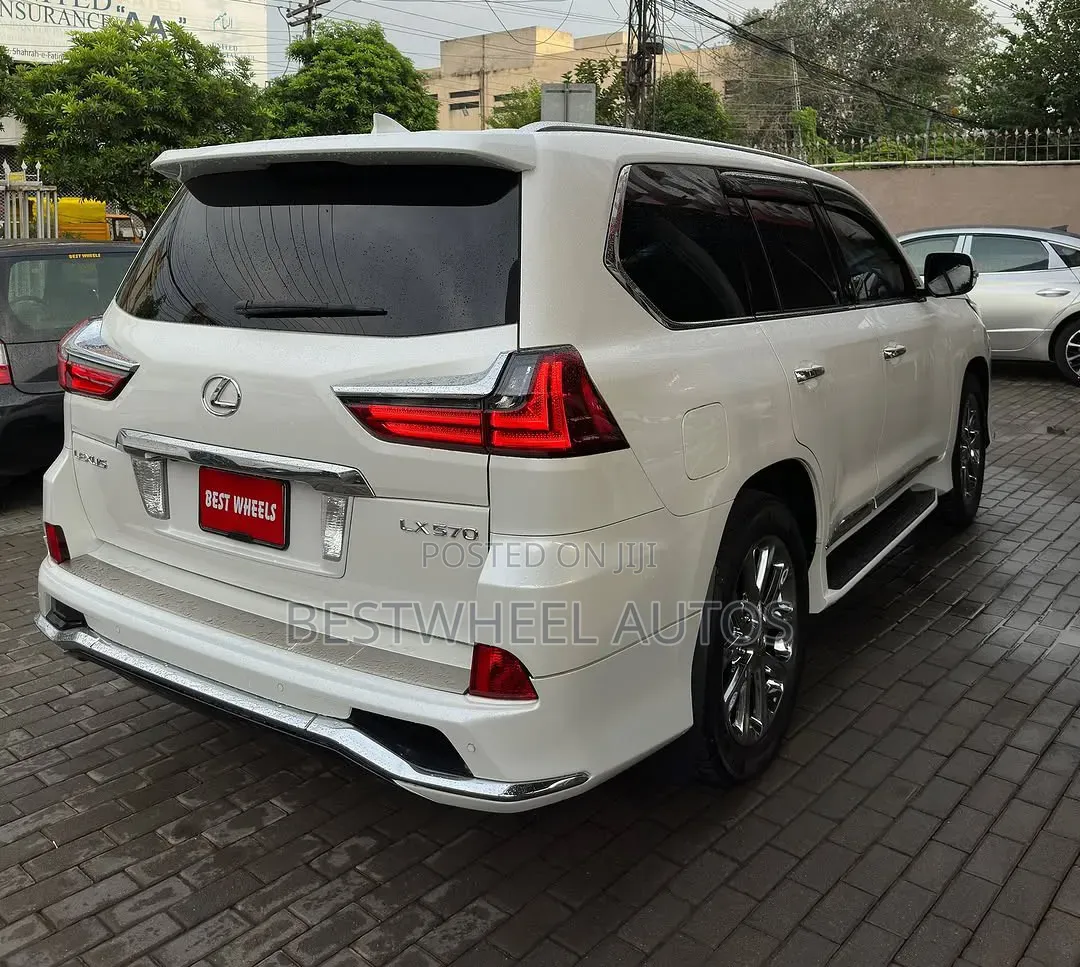 Lexus LX 570 AWD 2017 White