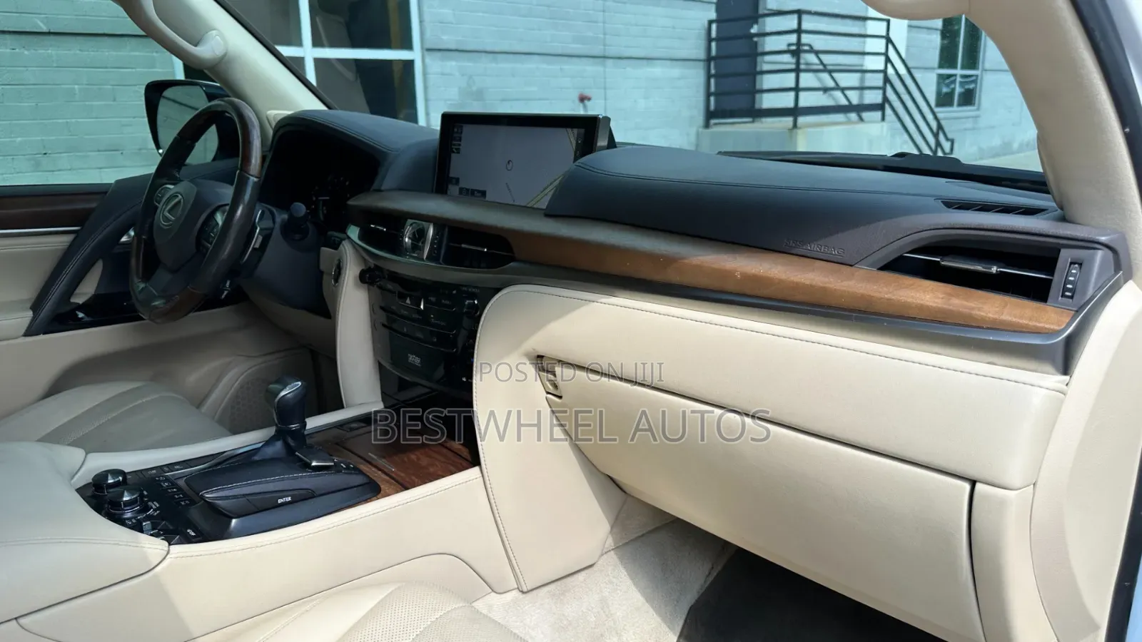 Lexus LX 570 AWD 2017 White