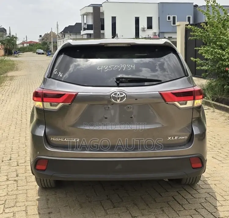 Toyota Highlander XLE 4x4 V6 (3.5L 6cyl 8A) 2017 Gray