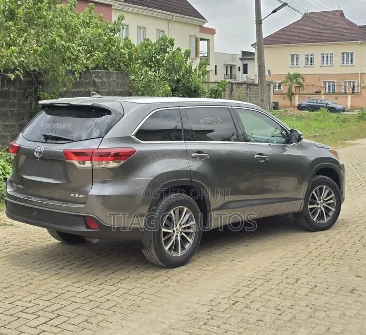 Toyota Highlander XLE 4x4 V6 (3.5L 6cyl 8A) 2017 Gray
