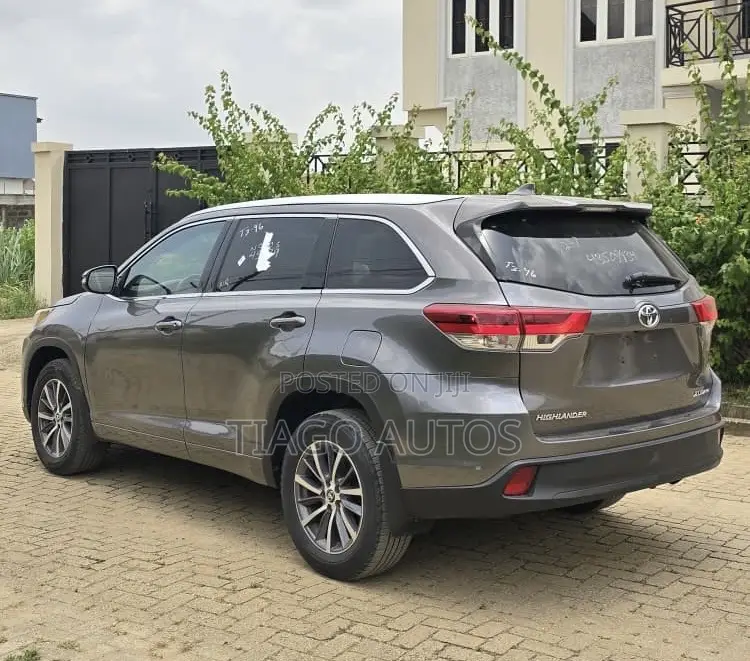 Toyota Highlander XLE 4x4 V6 (3.5L 6cyl 8A) 2017 Gray